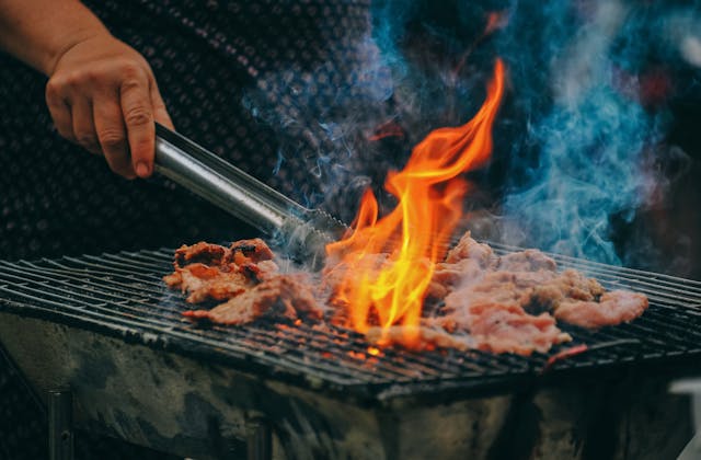 En person som griller mat.