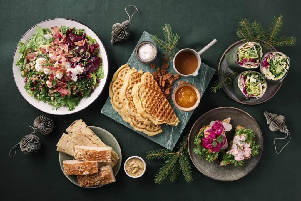 Et bord dekket med tradisjonell julemat for en julelunsj på jobben.